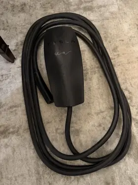 1050067-11-h Tesla Elon Signature Charger Gen 2